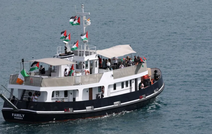 أسطول مساعدات متجه إلى غزة يغادر برشلونة بعد هدوء طقس عاصف
