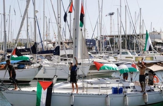 بسبب سوء الأحوال الجوية.. توقف مؤقت لأسطول الصمود في برشلونة