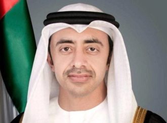 وزير الخارجية الإماراتي: تضامننا الكامل مع قطر الغالية