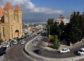 تعطل شاحنة عند منعطفات عاريا.. وزحمة!