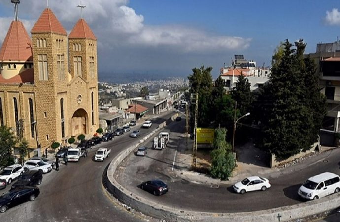 تعطل شاحنة عند منعطفات عاريا.. وزحمة!