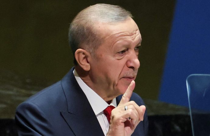 مستشار لإردوغان: عملية السلام مع حزب العمال الكردستانيّ تتطلب من تركيا تغيير دستورها