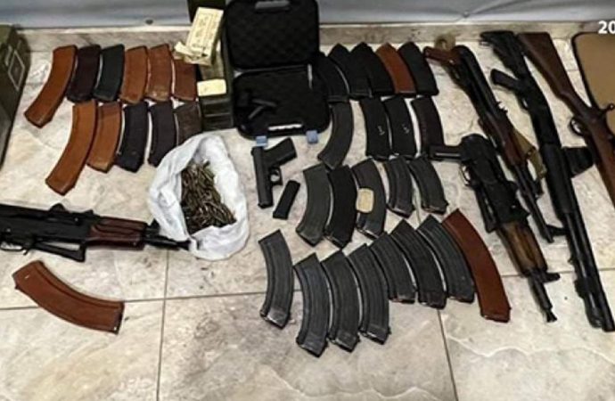 توقيف أشخاص لقيامهم بأعمال التهريب وضبط معدات ومواد أولية تستخدم في تصنيع المخدرات