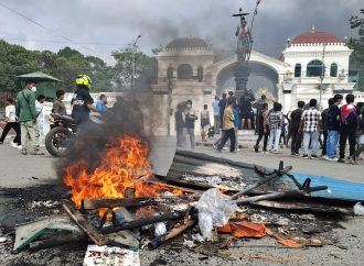متظاهرون في النيبال يضرمون النار في مبنى البرلمان