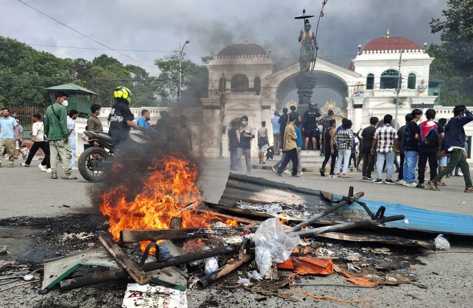 متظاهرون في النيبال يضرمون النار في مبنى البرلمان