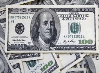 الدولار يتراجع لأدنى مستوى في 5 أسابيع قبل بيانات الوظائف الأمريكية