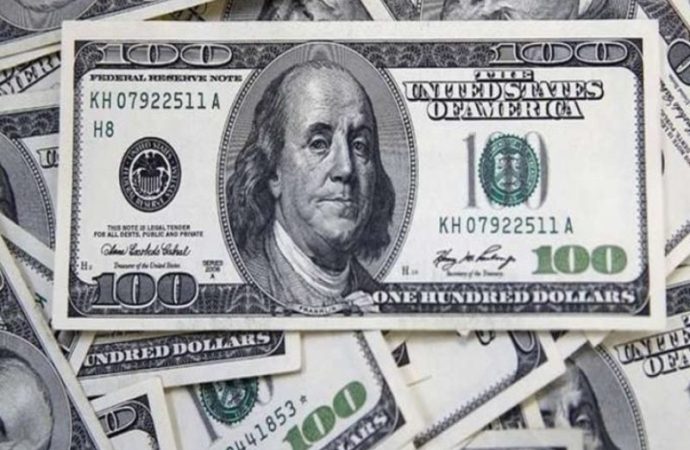 الدولار يتراجع لأدنى مستوى في 5 أسابيع قبل بيانات الوظائف الأمريكية