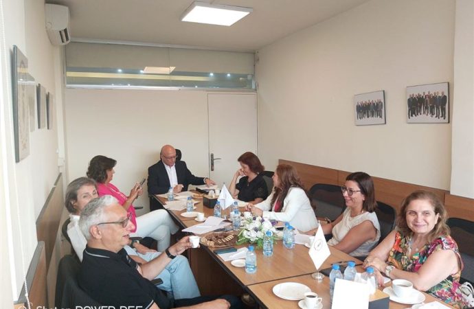 البخاش محذرًا من منتحلي صفة عاملين في مجالات صحية: لمكافحة هذه الظاهرة الخطرة