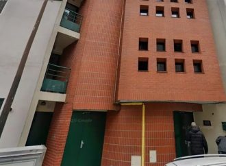 أحدها يحمل اسم “ماكرون”.. العثور على رؤوس خنازير أمام مساجد بباريس