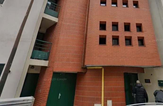 أحدها يحمل اسم “ماكرون”.. العثور على رؤوس خنازير أمام مساجد بباريس