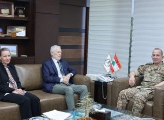 قائد الجيش بحث مع كلاوس ودمشقية في شؤون اللاجئين الفلسطينيين