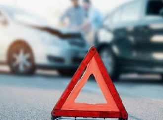 “فان” تصطدم بدراجة نارية ومحطة وقود.. وسقوط جرحى