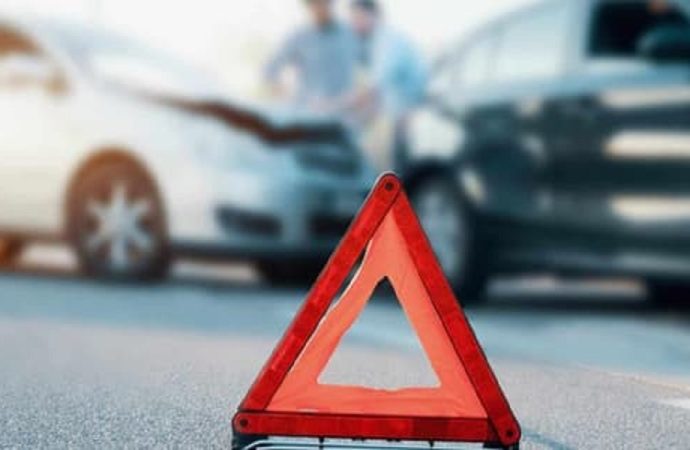 “فان” تصطدم بدراجة نارية ومحطة وقود.. وسقوط جرحى