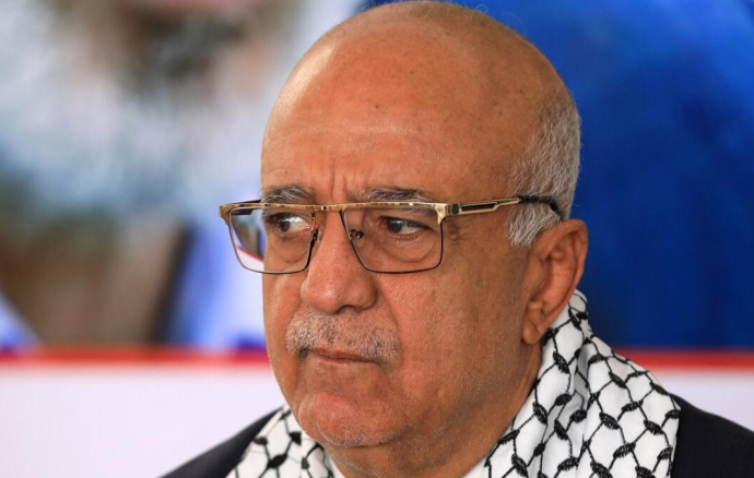 الحوثيون شيّعوا رئيس الوزراء ومسؤولين سقطوا في الضربة الاسرائيلية وسط حشود شعبية في صنعاء