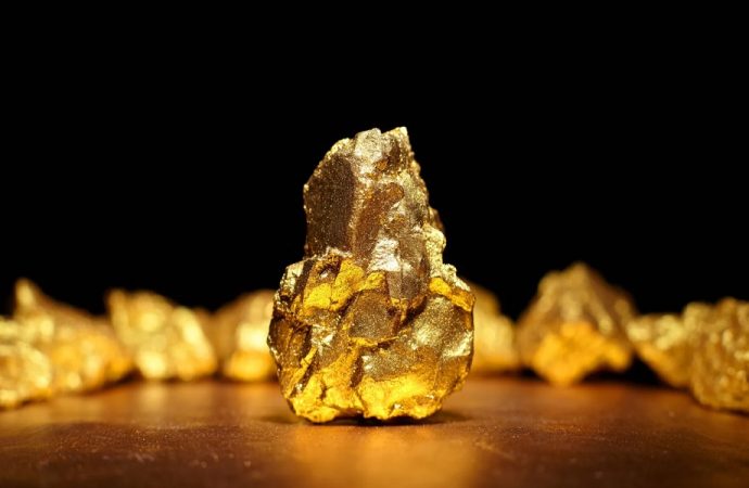 سعر الذهب يرتفع لمستوى قياسي جديد