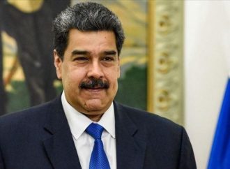 مادورو يتهم واشنطن بالسعي لـ”تغيير النظام” في فنزويلا عبر التهديد العسكري