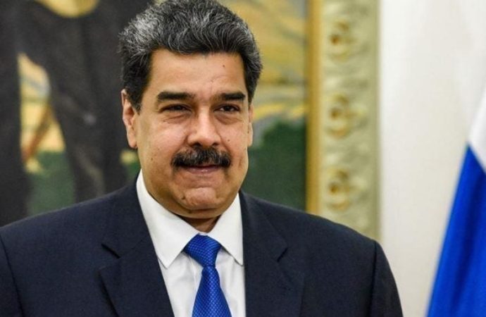 مادورو يتهم واشنطن بالسعي لـ”تغيير النظام” في فنزويلا عبر التهديد العسكري